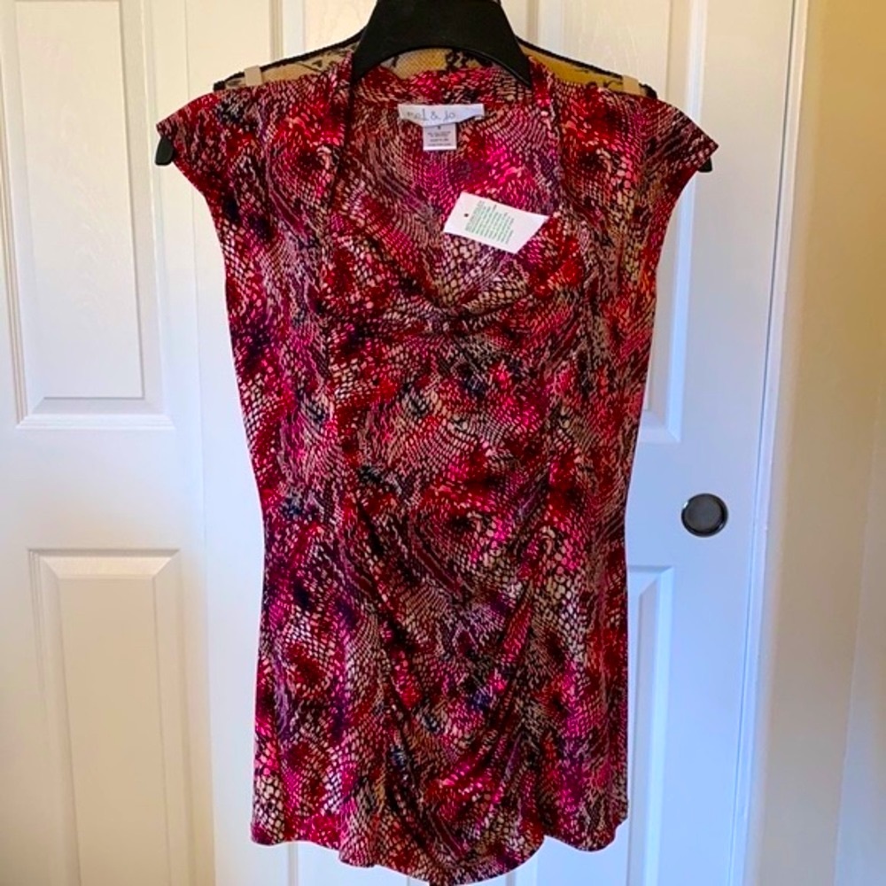 NWT Mel & Jo stretchy top w ruching bodice. Super cute. Excellent condition